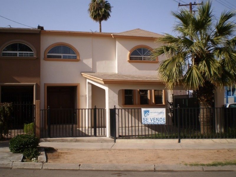 Amplia Residencia en Jardines del Valle la zona con mas plusvalia en la ciudad