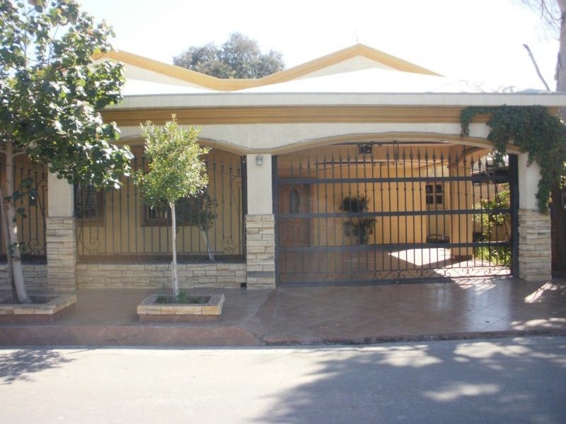 Casa en venta en Villafontana a 4 cuadras de la Lazaro Cardenas