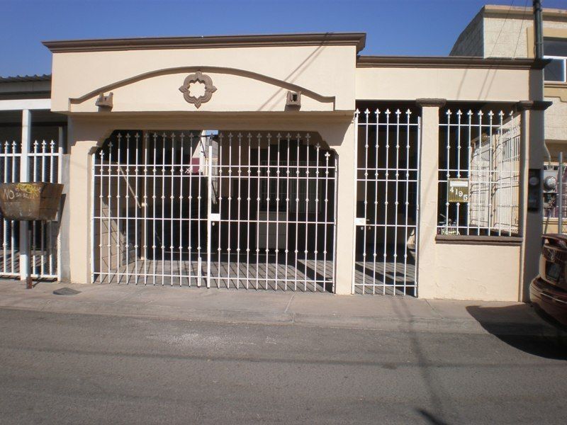 Casa en Villas del Colorado con cochera techada