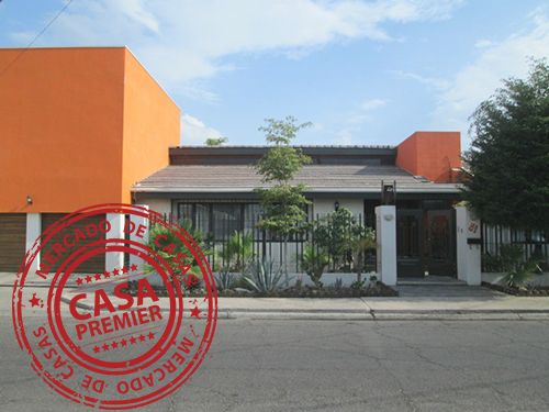 Amplia y hermosa Casa en calle cerrada  en Jardines del Valle