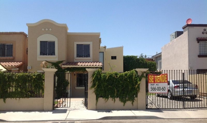 Estrena bonita casa con terreno excedente en Gran Venecia