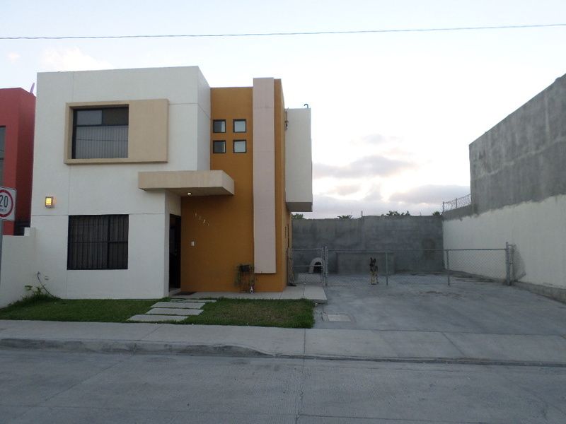 Preciosa casa en Rincón de Otay, 2 Rec y un Estudio