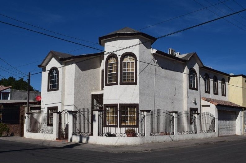 Estupenda casa en venta en Jardines del Lago