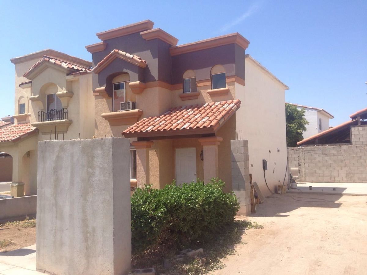 En venta casa de 2 pisos en Villa Toledo con terreno excedente.