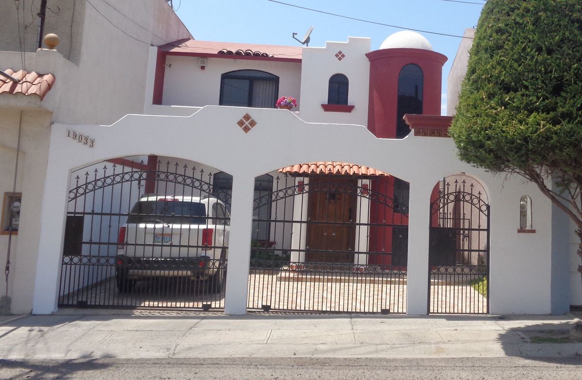 Hermosa casa SUPER UBICADA a dos minutos de Macro Plaza