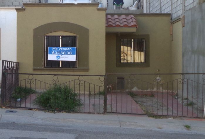 Casa de un nivel en avenida principal de Hacienda Casa Grande.