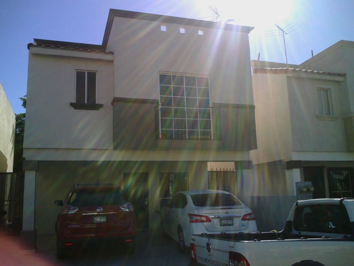 Se vende casa de dos pisos ubicada en Bosques del Sol.