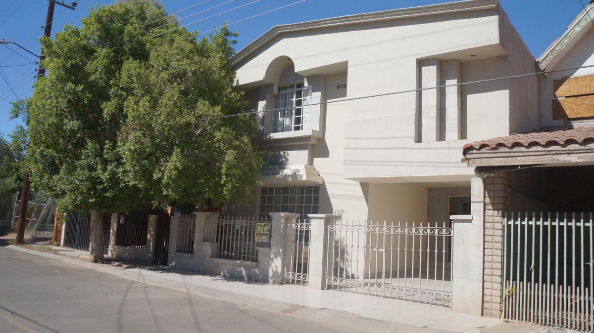 Se vende casa ubicada en Jardines del Lago.