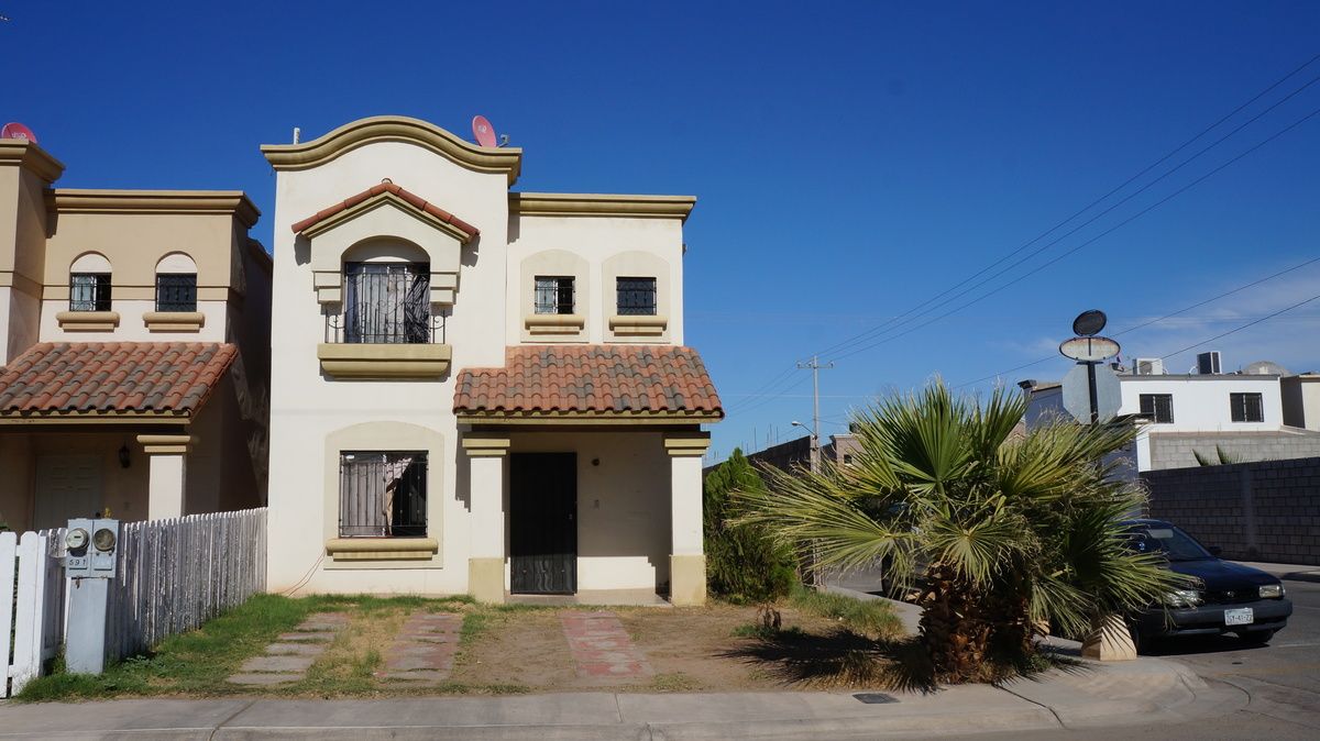 Casa de 2 niveles en Fraccionamiento Toledo II ubicada en esquina.