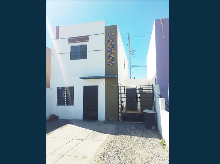 Casa en renta en calle cerrada en Residencial Barcelona.