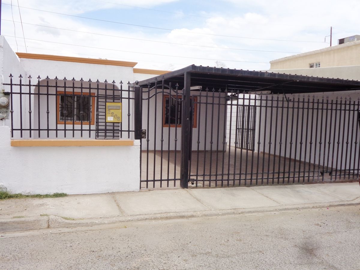 Casa en Fracc. Los Reyes con seguridad privada.