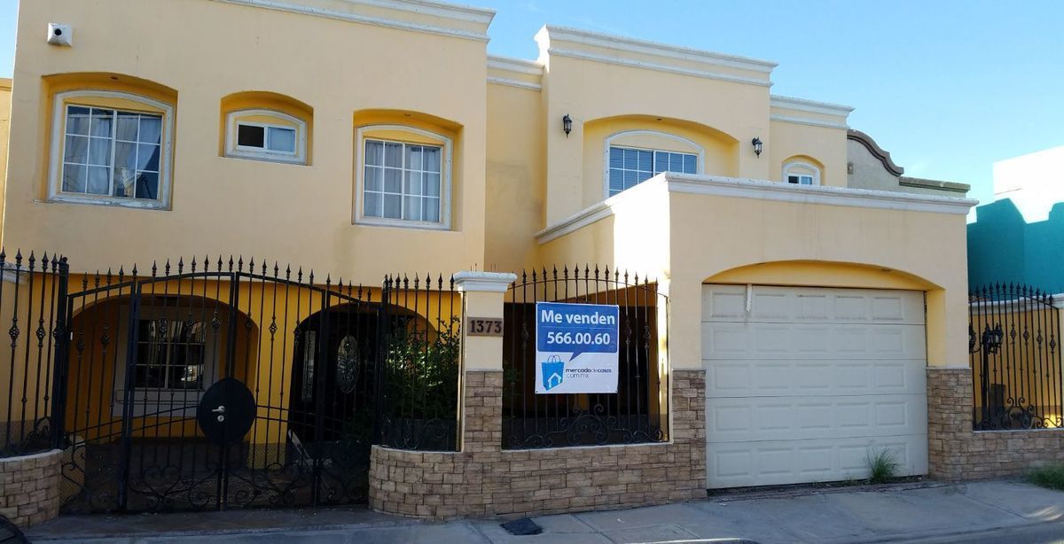 ¿Buscas casa en venta? Excelente opción en Venezia con terreno excedente.