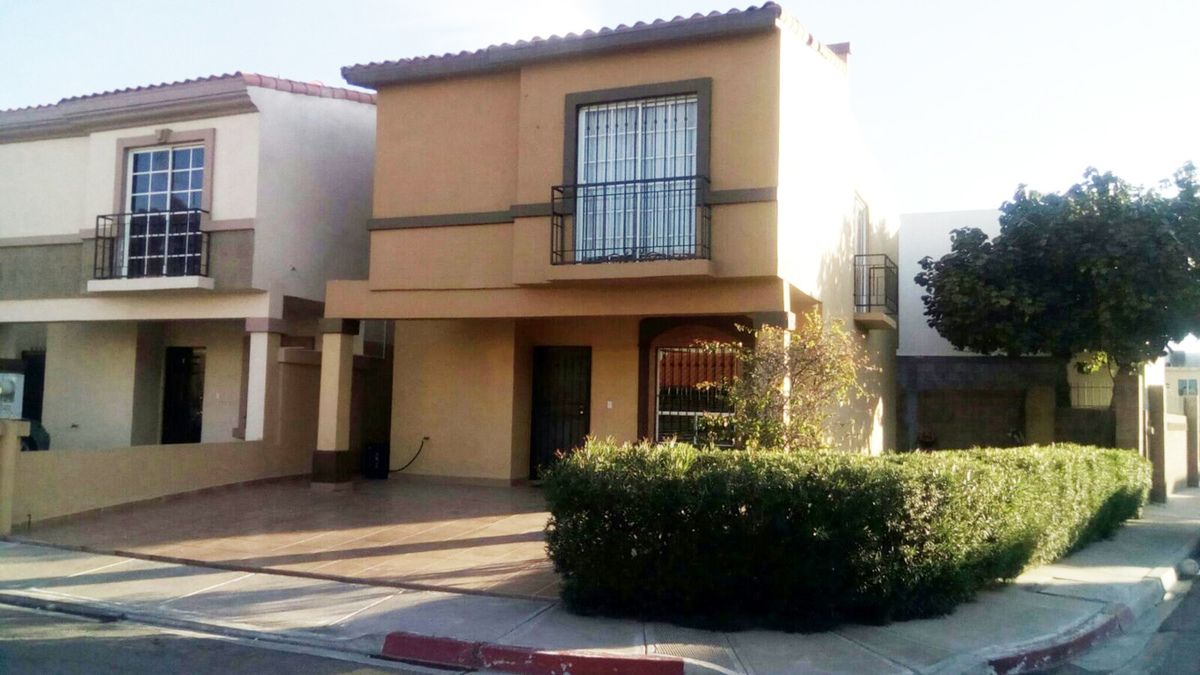 Amplia y cómoda casa en Bosques del sol ¡UBICADA EN ESQUINA!