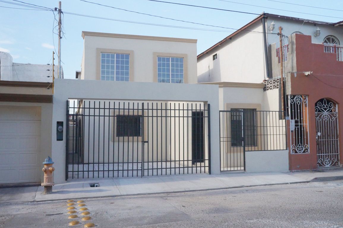 Casa en venta recién remodelada cerca de Calz. Macristy