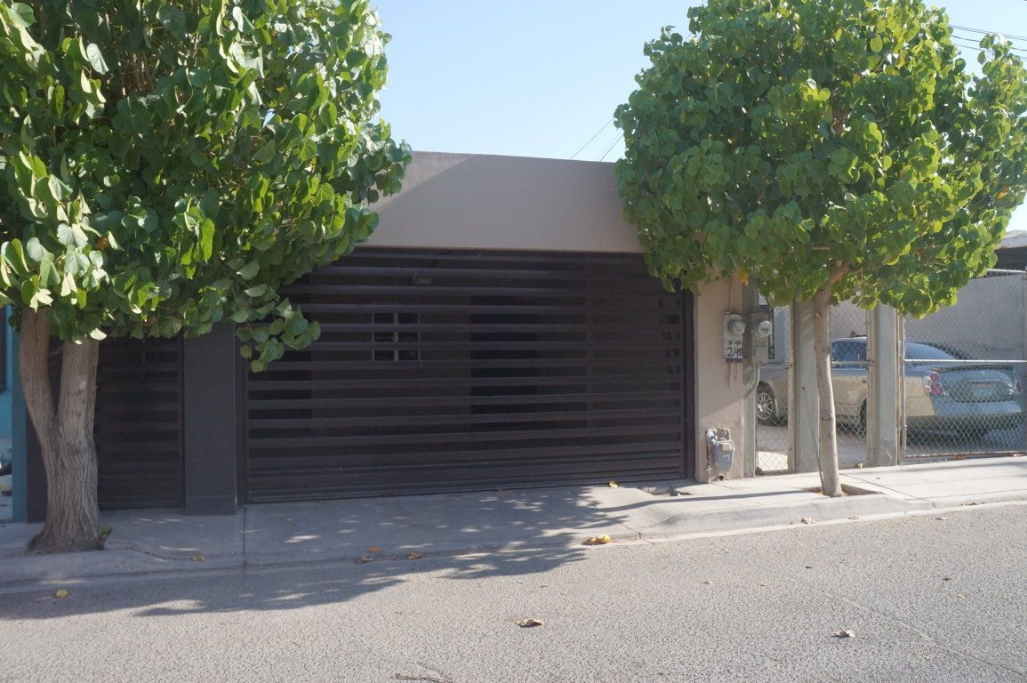Casa en venta con cochera techada en Villa del Rey.