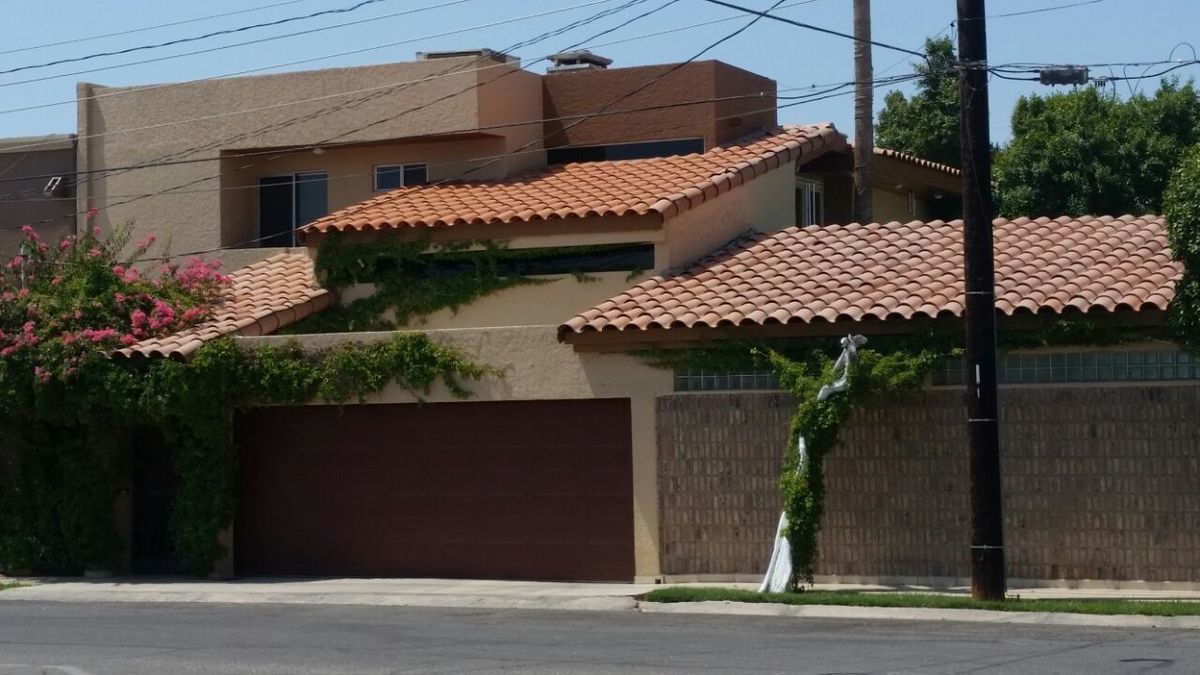 Preciosa residencia con piscina y un amplio jardín en Jardines del Lago