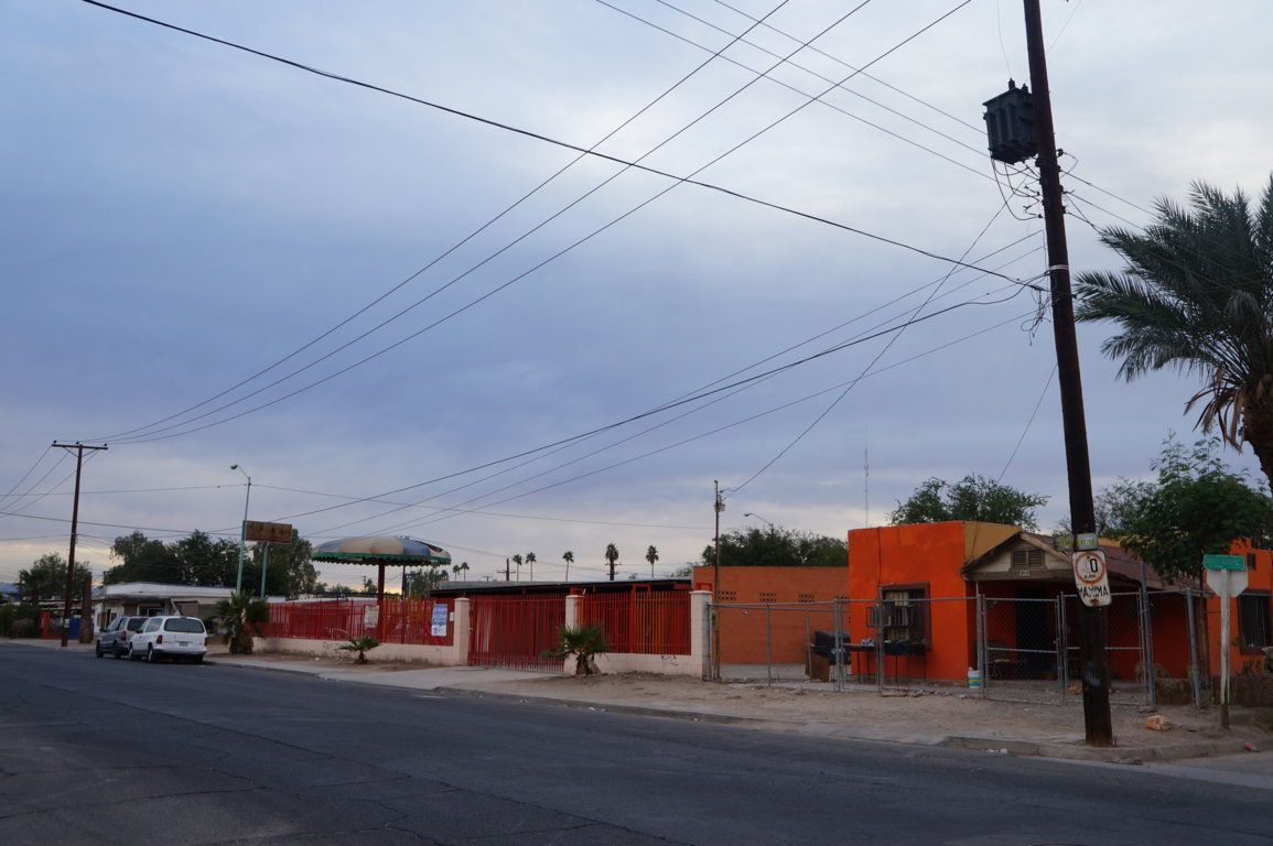 Terreno de 900 m2 con casa, de calle a calle en Col. Esperanza