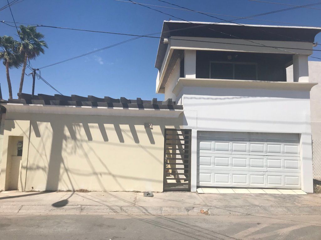 Bonita Casa con súper ubicación en Jardines del Lago