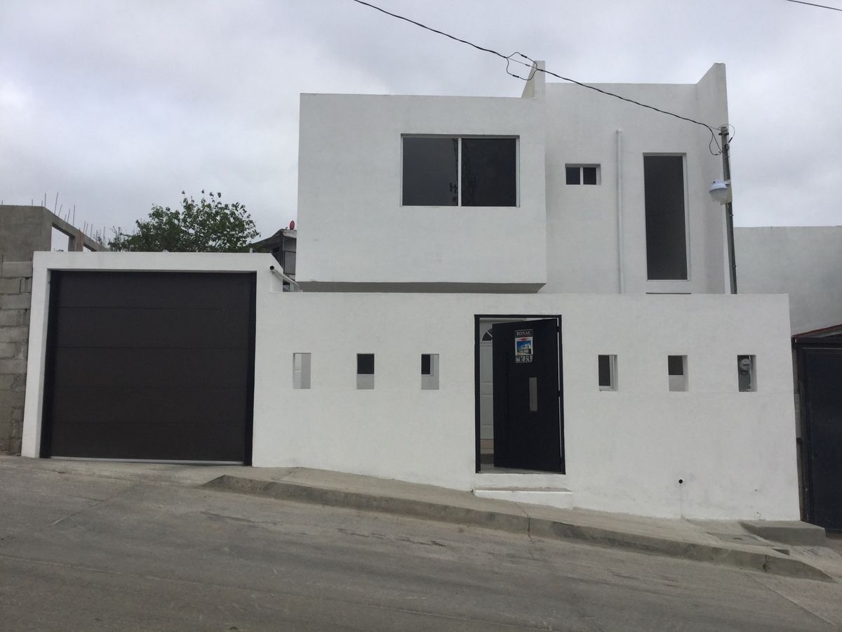 Fabulosa casa en venta en Col. Empeadores con terreno Excedente !