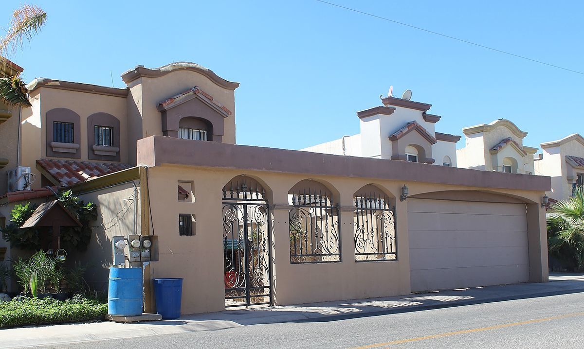 Casa de 2 niveles con amplio estacionamiento en Villa Toledo