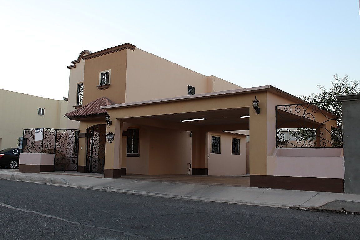 Casa de 3 recámaras, con terreno excedente en Villa Mediterránea