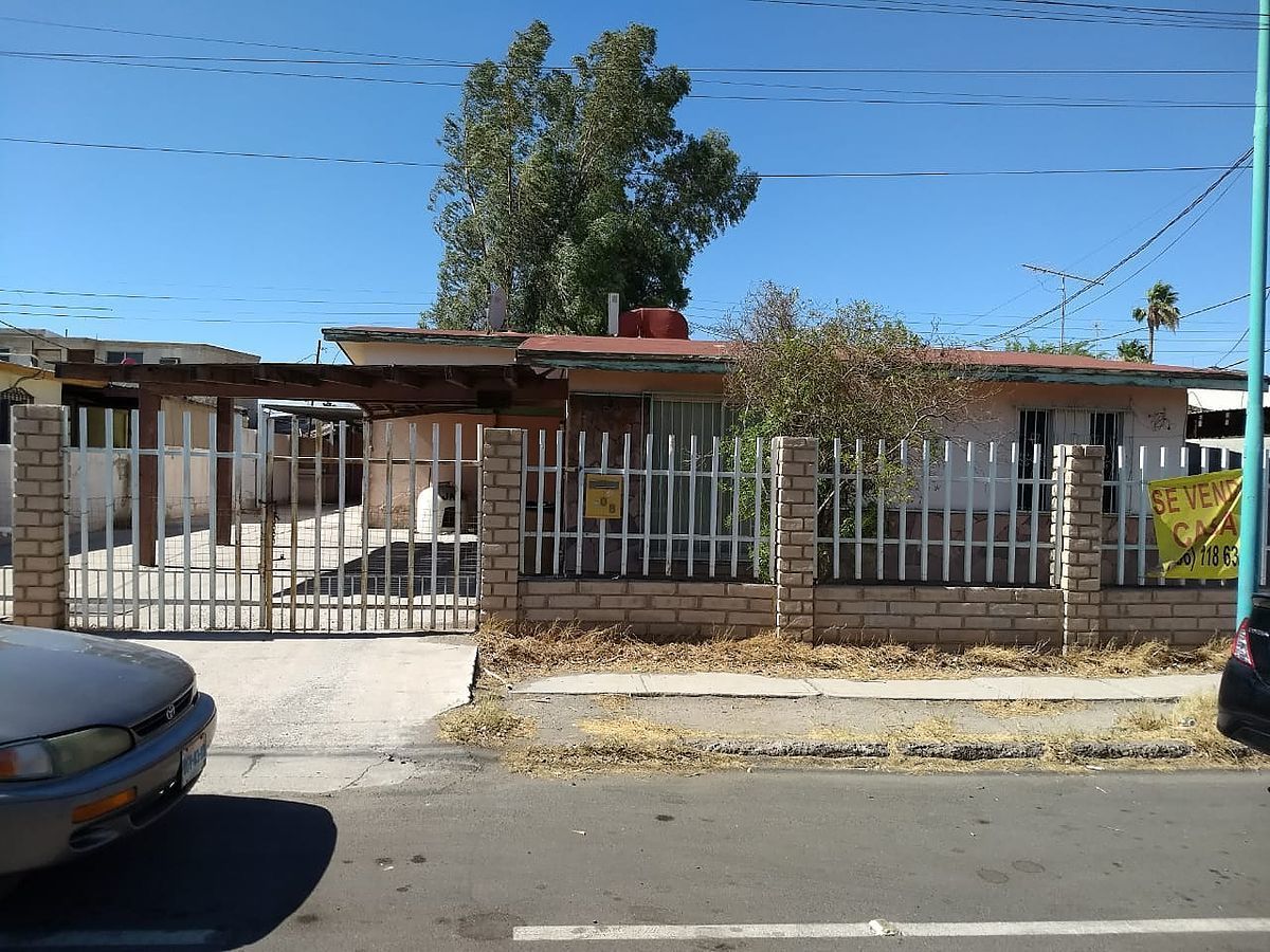 Casa de 1 nivel con amplio patio para fiestas en Villafontana