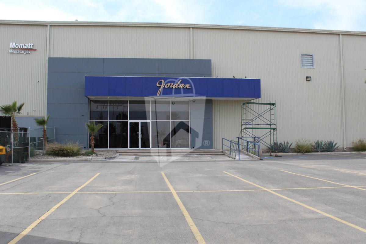 Nave de 3,058.83 m² con Oficinas en Renta sobre Anillo Periférico