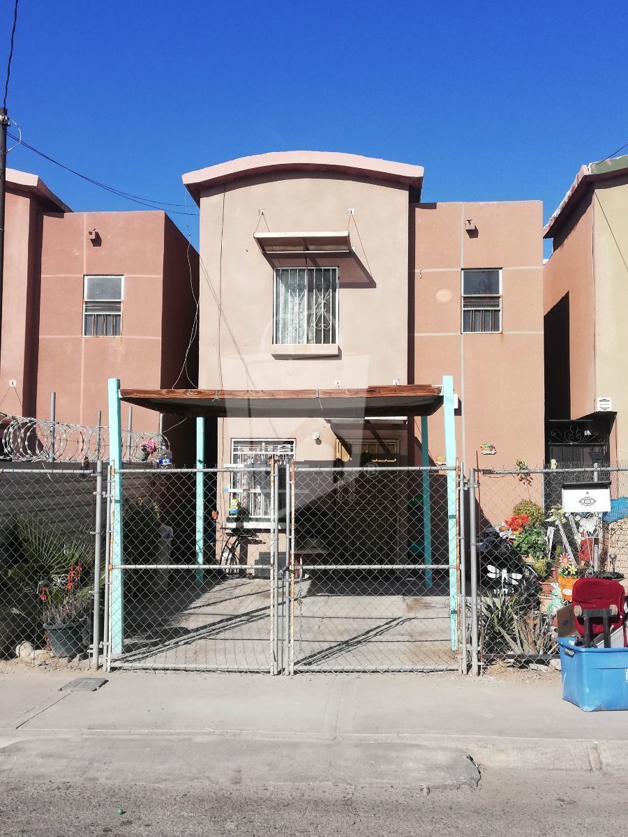 Económica casa de 2 niveles a unas cuadras de Lázaro Cárdenas