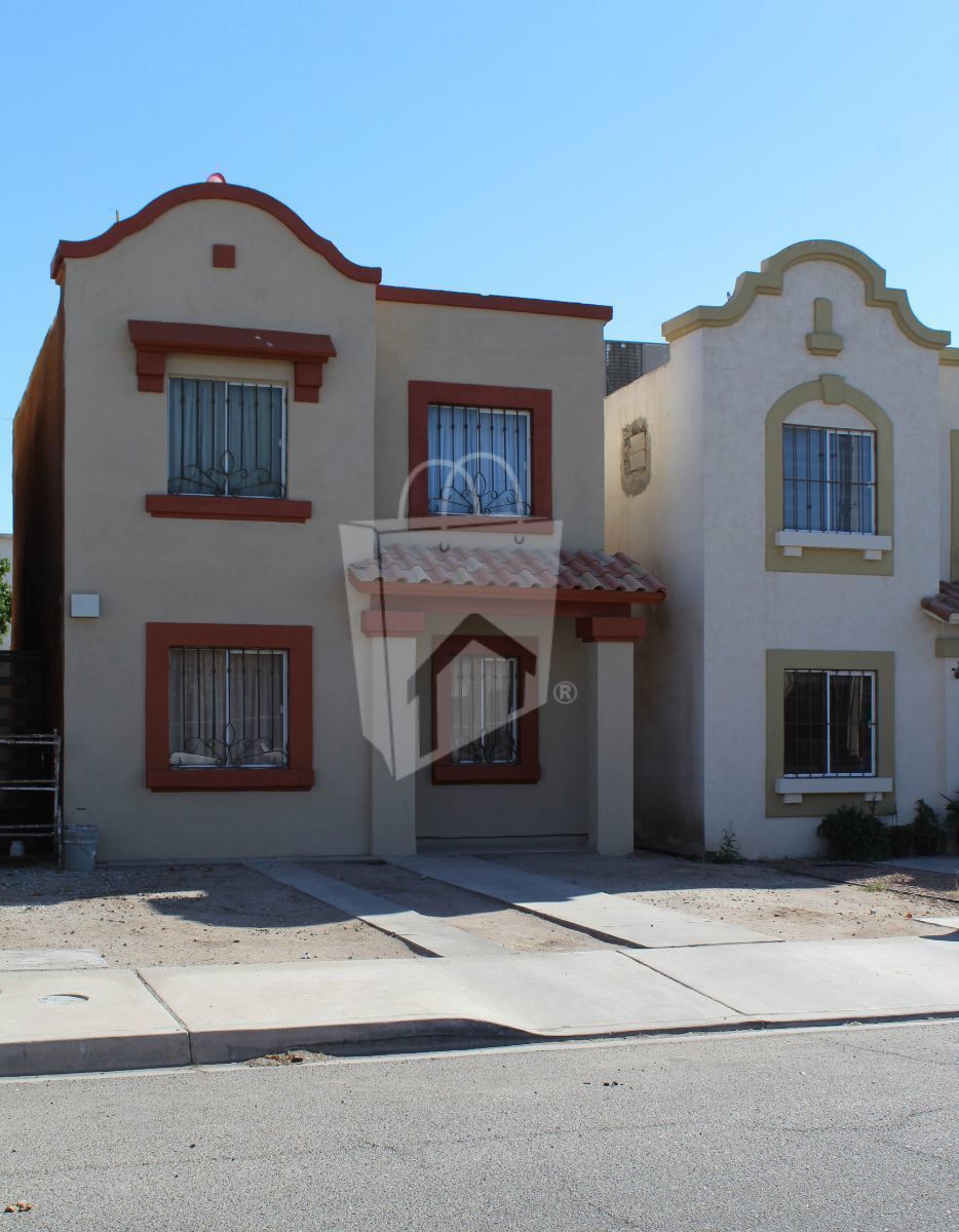 Económica Casa en Venta un lado de Plaza Nvo. Mexicali en Priv. Villa del Cedro