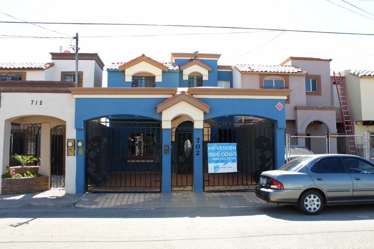 PRECIO NEGOCIABLE – Amplia propiedad en Venta a una cuadra de Calz. Gómez Morín