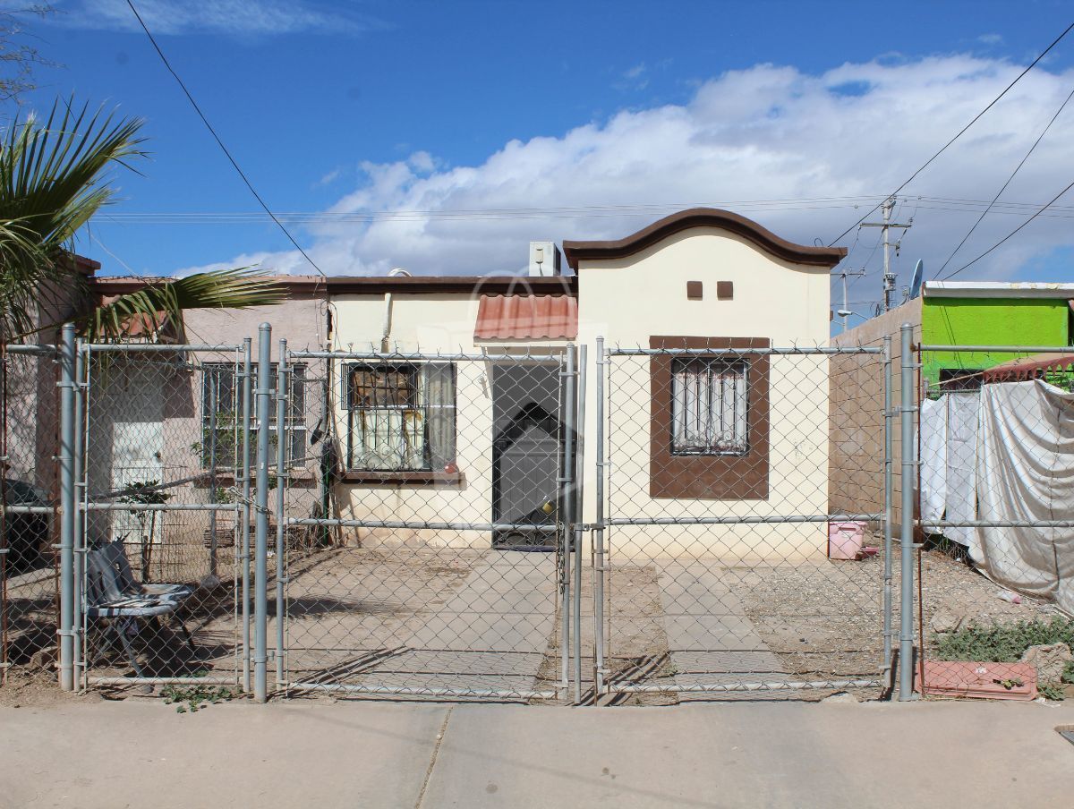 Económica casa a 1 cuadra de Calz. Anáhuac