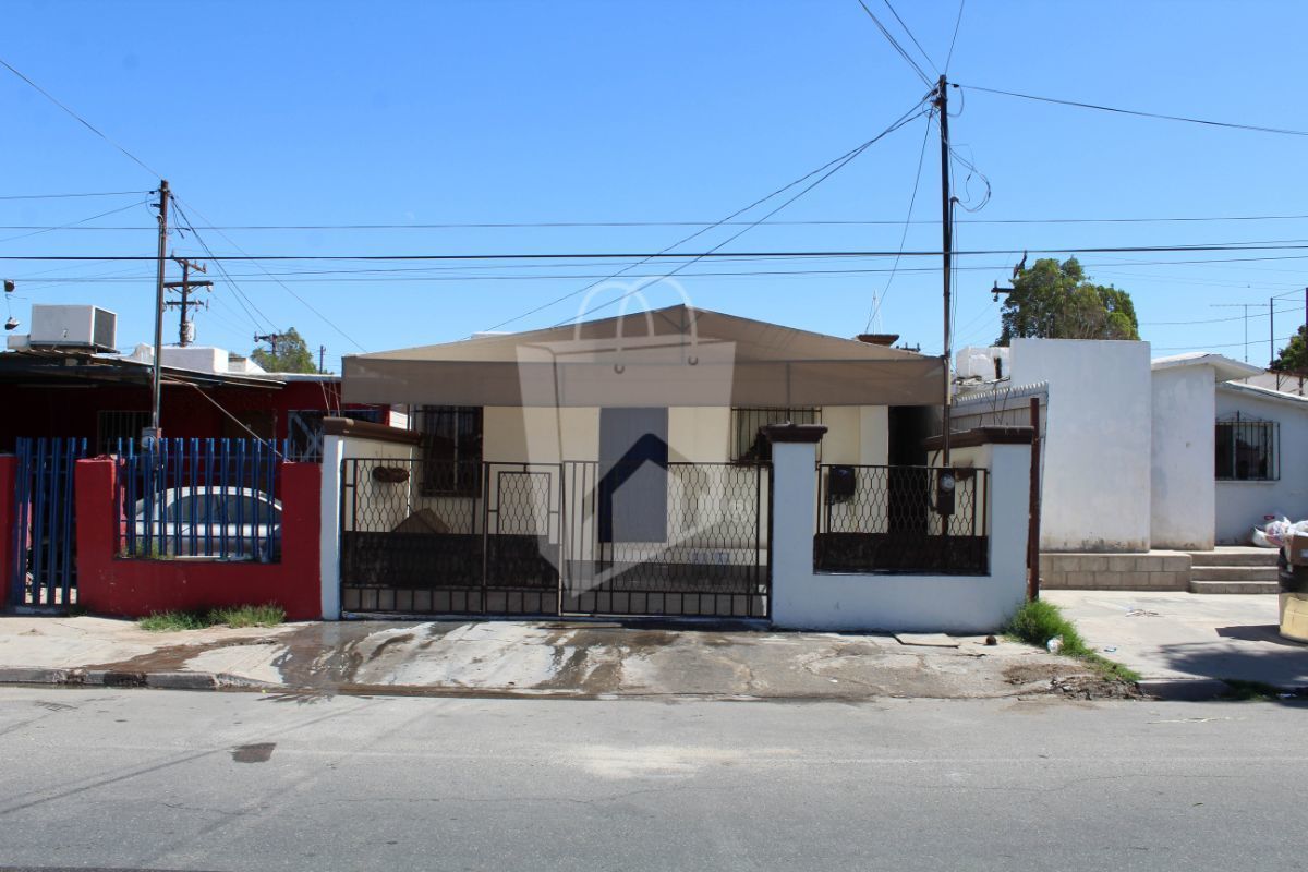 Casa ubicada a 1 cuadra de Blvd. Anáhuac y media cuadra del Blvd. Castellón