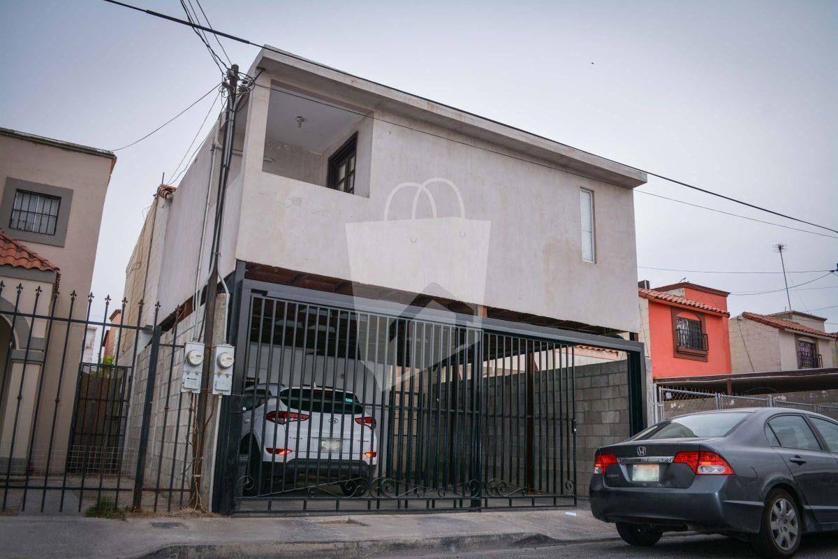 Casa en Venta de 2 niveles entre Blvd. Anáhuac y Calz. Gómez Morín