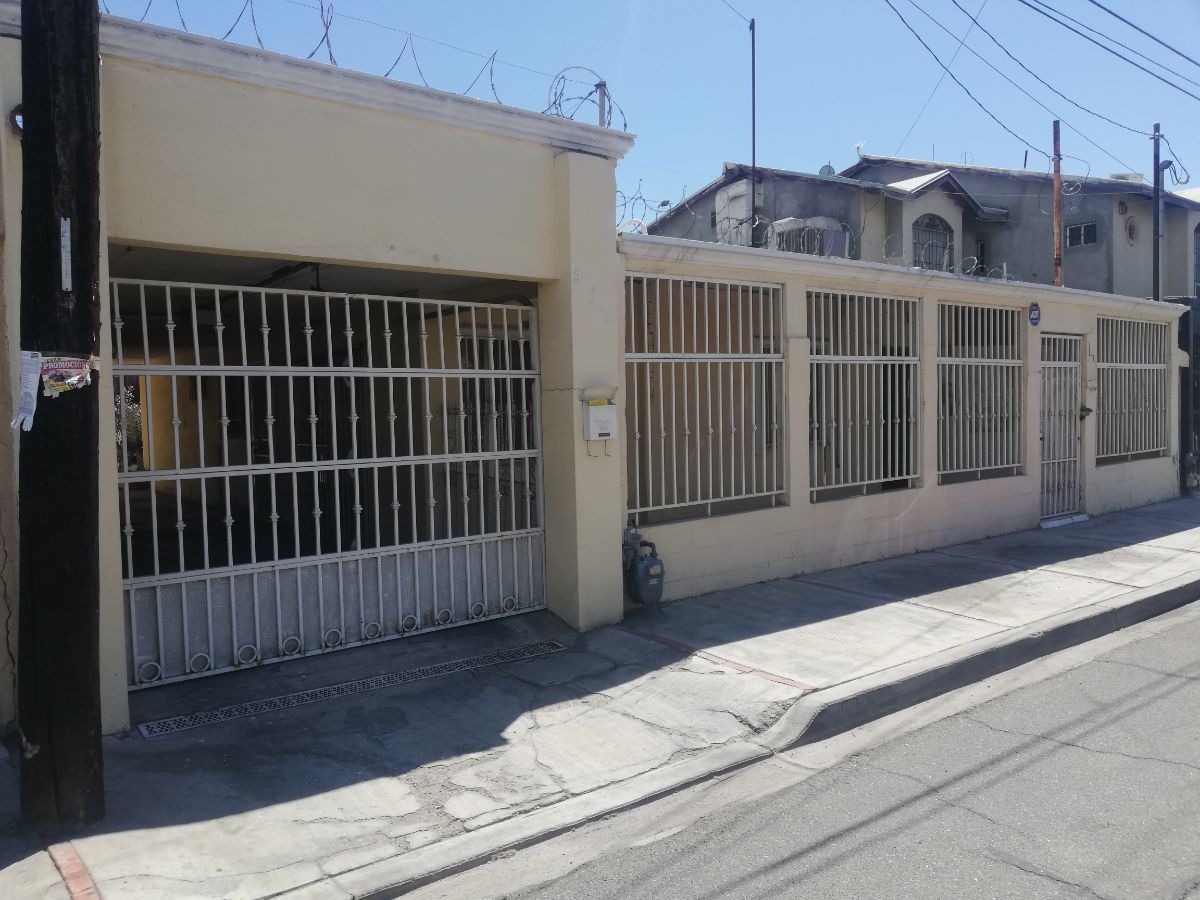 ¡INVIERTE! Casa en CÉNTRICA ubicación, a una cuadra de UABC central
