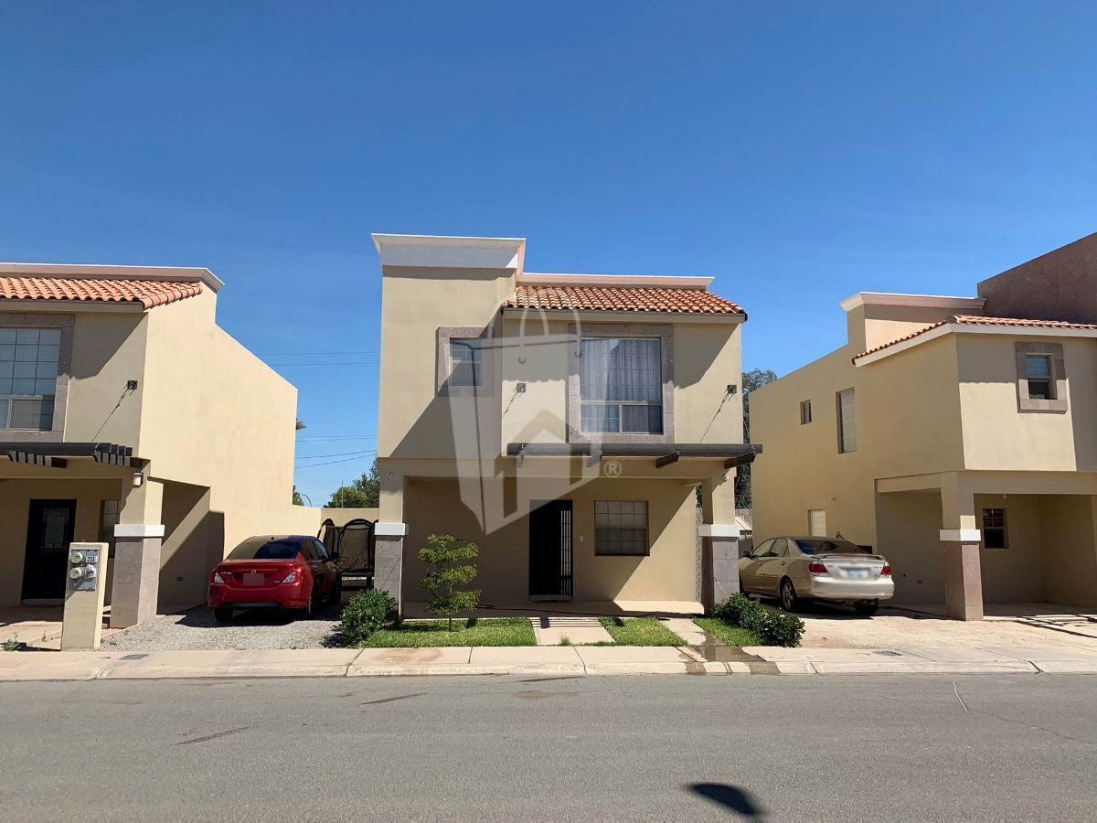 Renta casa en La Rioja Residencial. Ubicada cerca de zona Dorada!