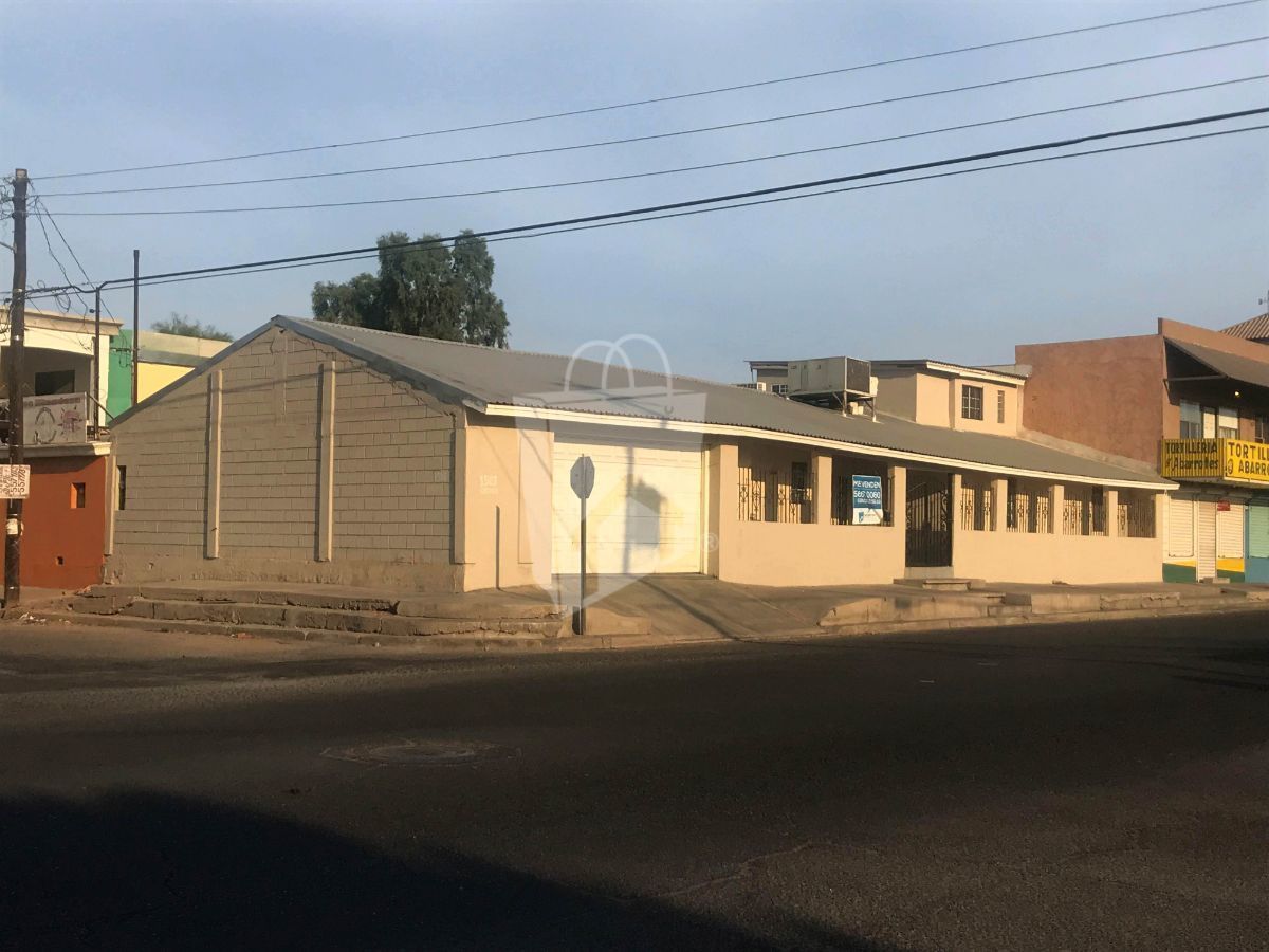 Casa en esquina a 4 cuadras de Calz. Terán Terán