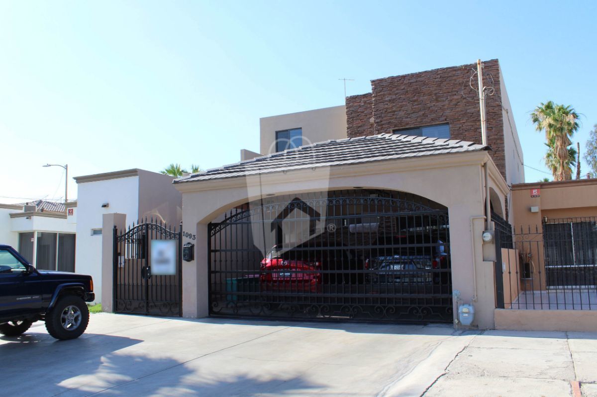 ¡Está casa en Jardines del Valle es para ti! Amplia y Moderna opción en Venta