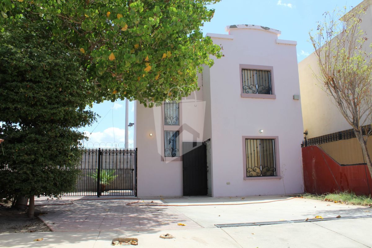 Vive en el gran residencial Bosque del Sol. Casa en Venta con terreno excedente