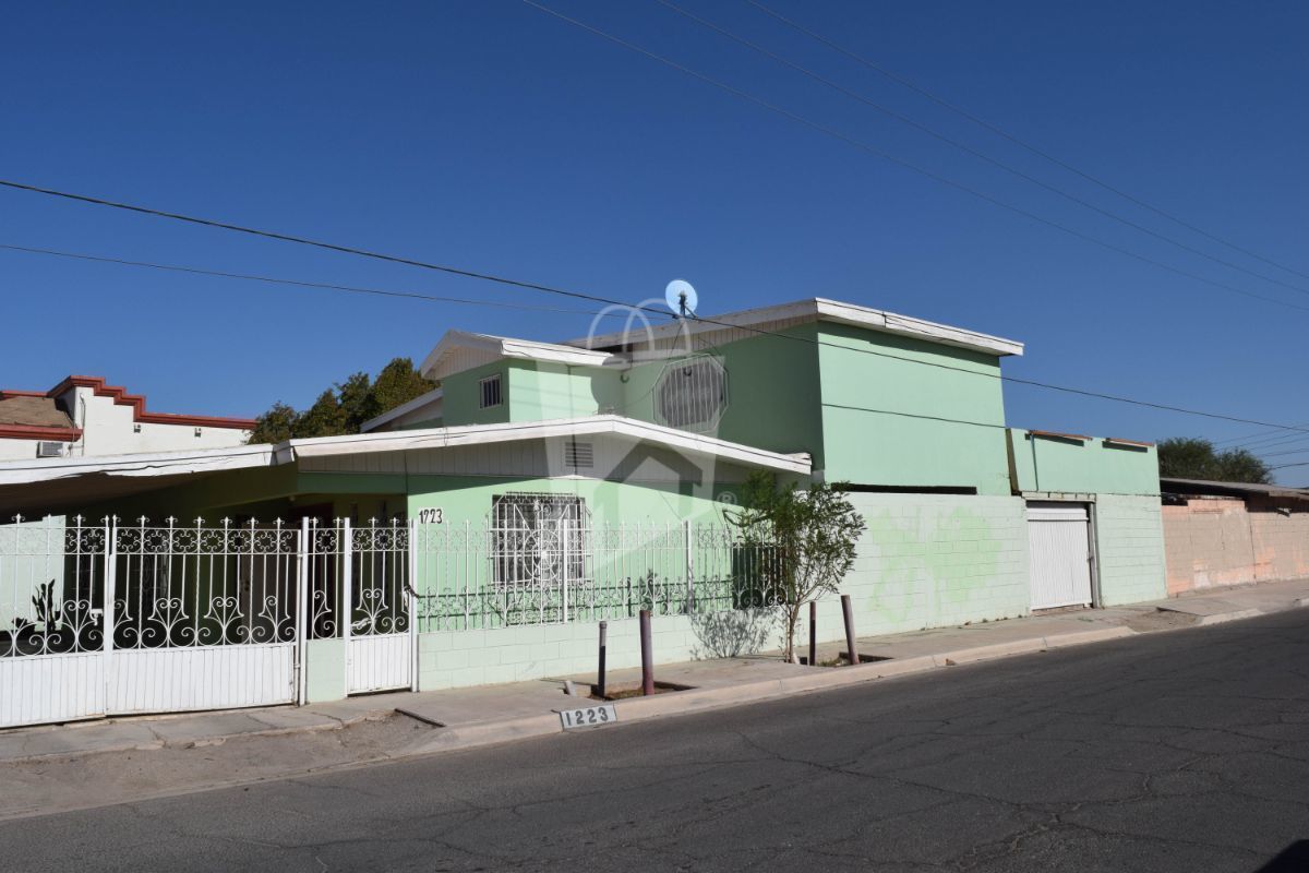 Casa en esquina con amplios espacios a un costado de Villafontana