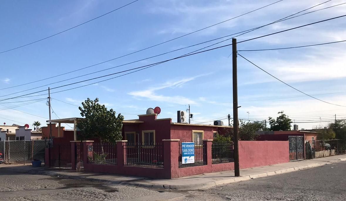 Casa en esquina en Valle del Colorado, ideal para negocio