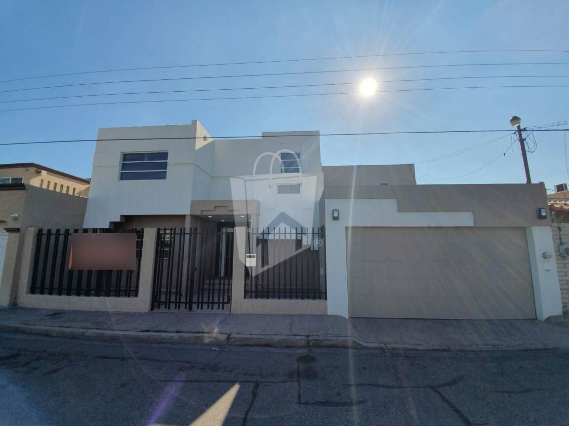Moderna casa con excelentes acabados y céntrica ubicación.