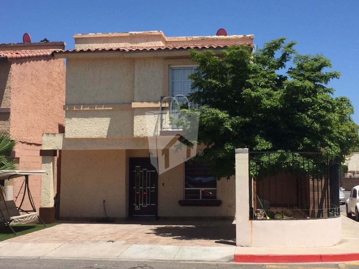 Casa en Venta con terreno excedente en Bosque del Sol