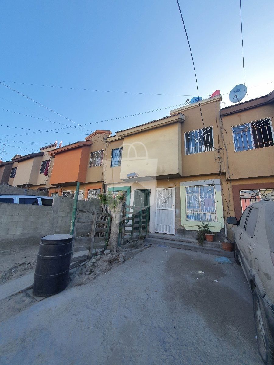 Oportunidad de adquirir casa a 1 cuadra de Av. de las Aguas en Villa del Sol