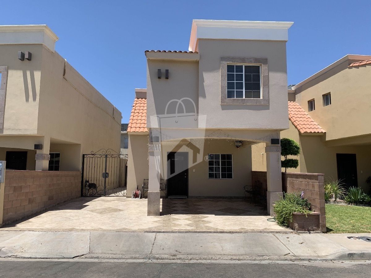 ¡Como NUEVA! casa en venta en Bosque del Sol,