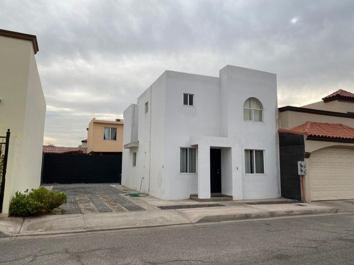 Casa en Venta en Fracc. Villa Mediterranea, a 2 min de L. Cárdenas  y López M