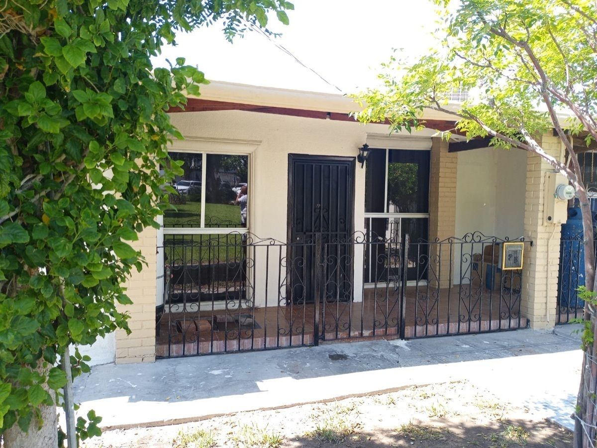 Casa de 1 nivel en venta a unas cuadras de Calz. Cuauhtémoc