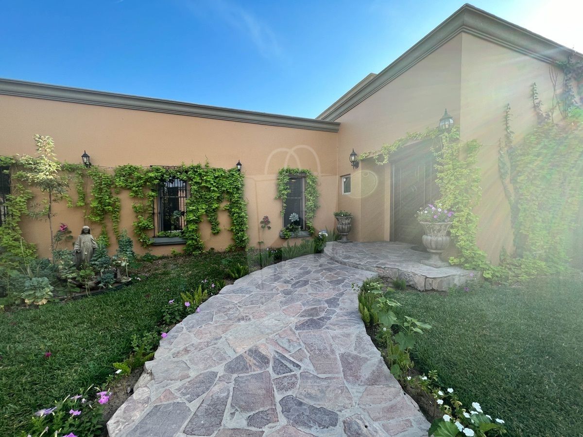 Residencia en esquina de 830m2 en venta en Los Pinos