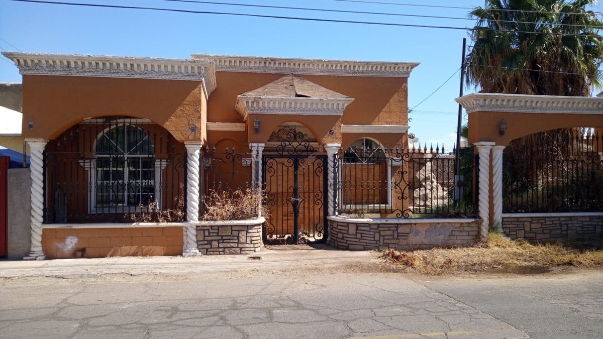 Casa con amplio terreno para inversión  en Jardines del Lago