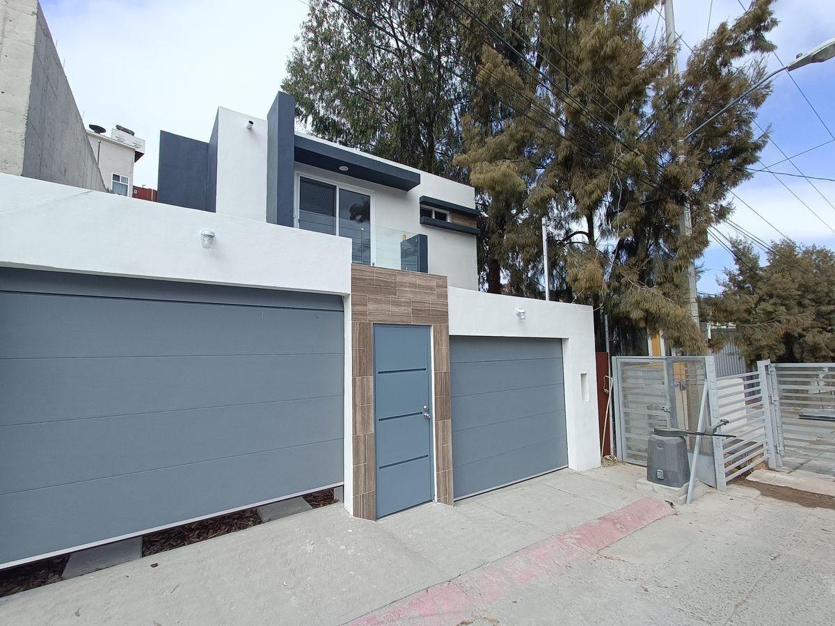 Hermosa casa con amplio patio en Lomas del Rio !