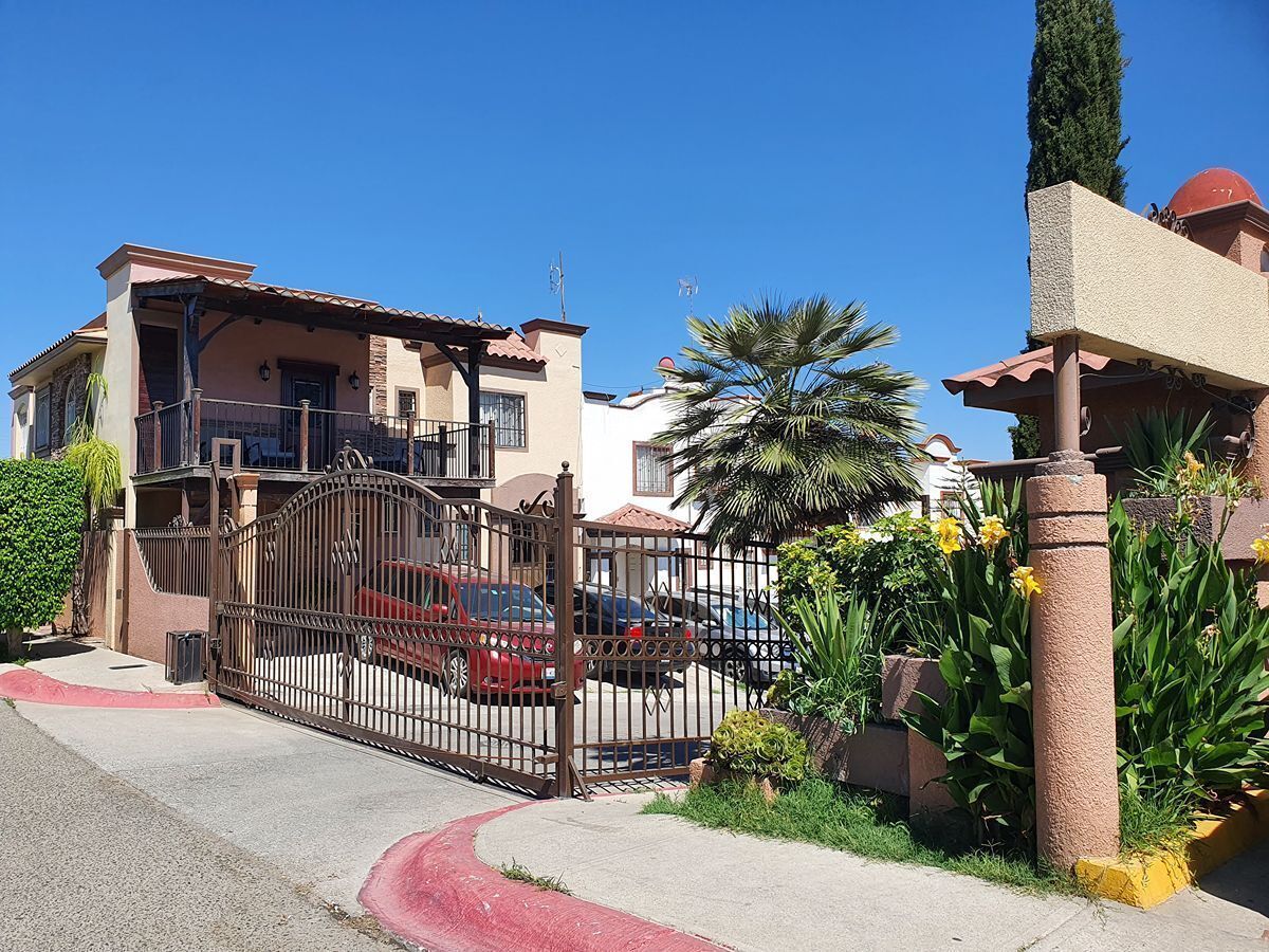 Casa en venta en Jardines de Agua Caliente ! Cerca de todo!